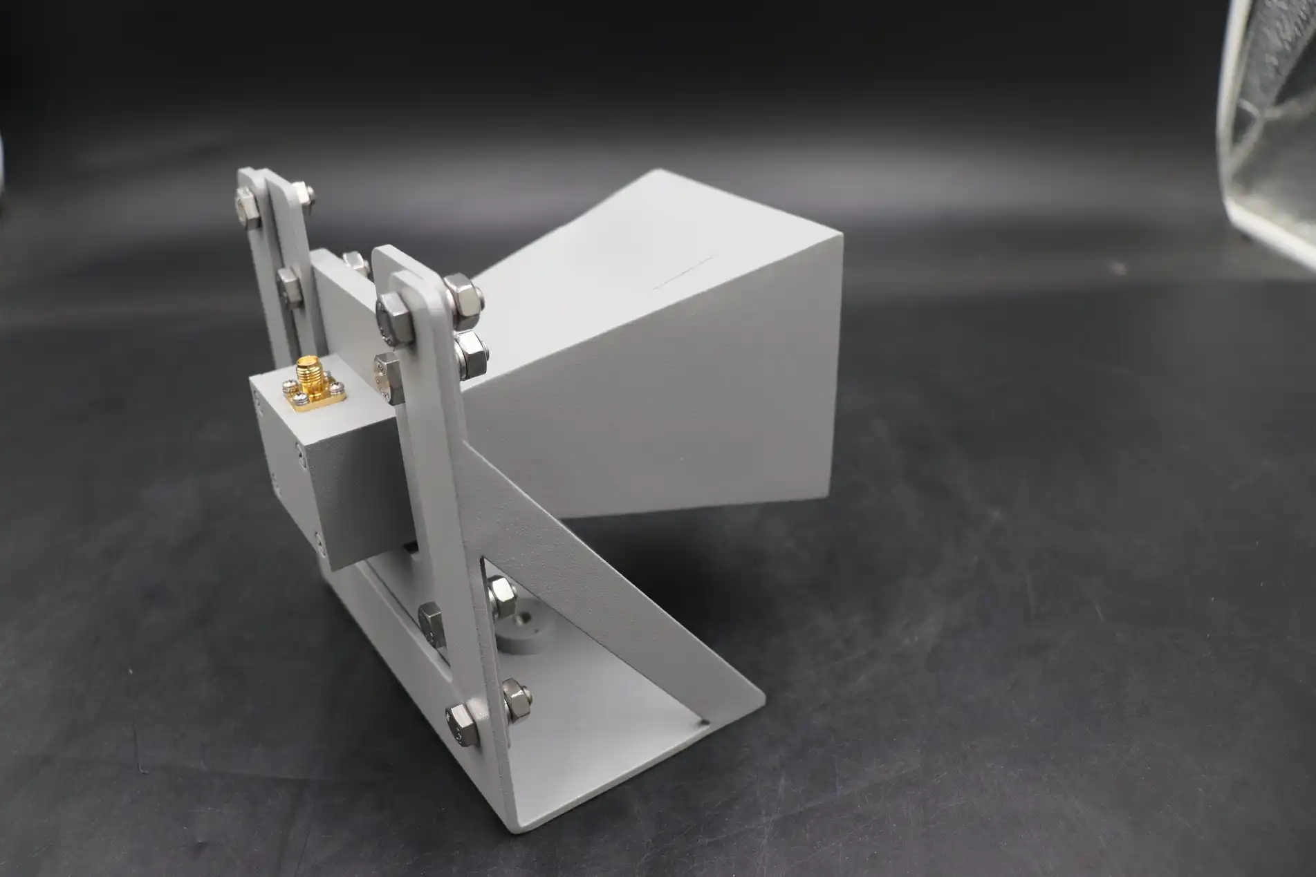 Ultra Double-ridged Horn Antenna Ultra Double-ridged Horn Antenna