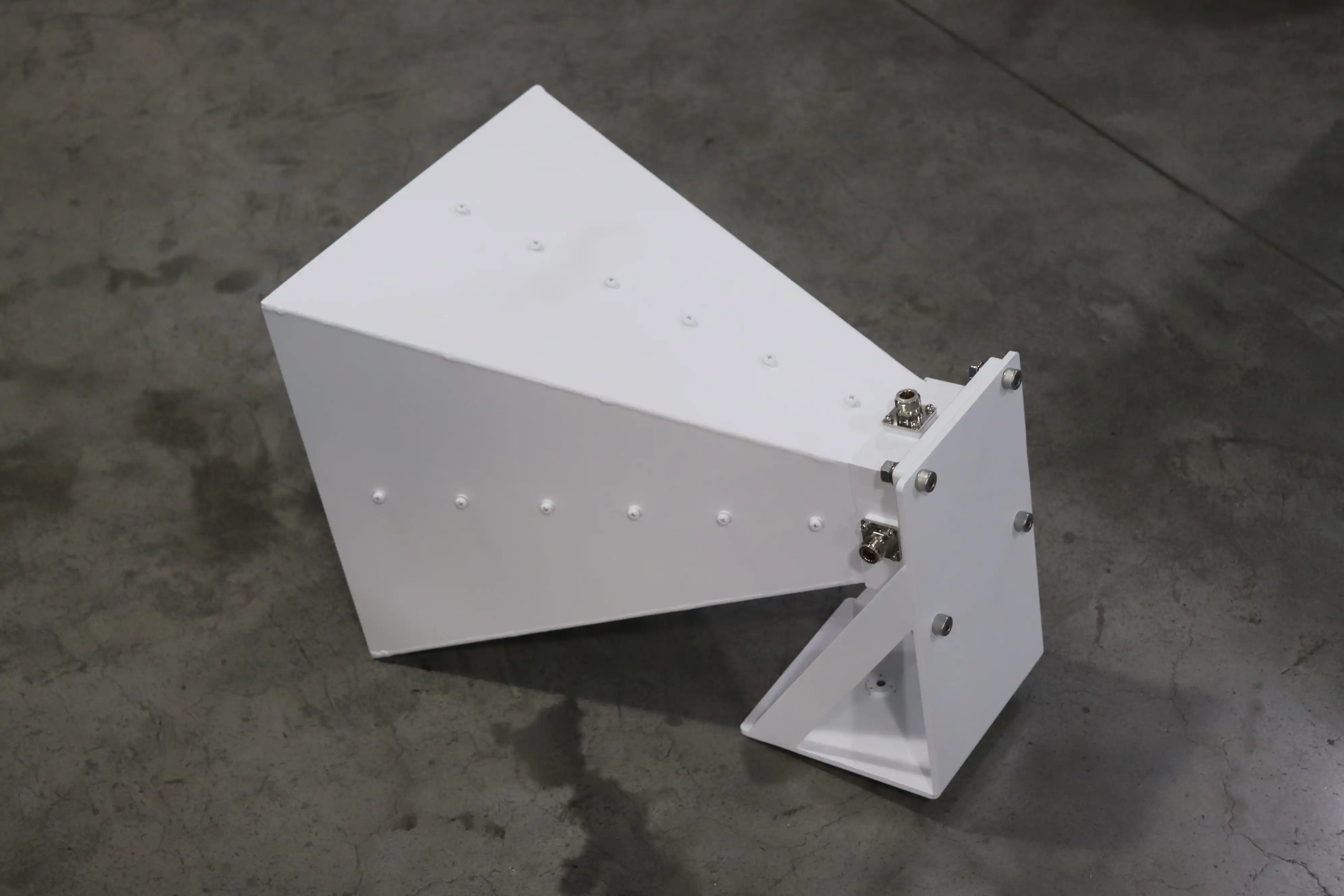 Open Boundary Dual Linear Polarization Four Ridged Horn Antenna Open Boundary Dual Linear Polarization Four Ridged Horn Antenna
