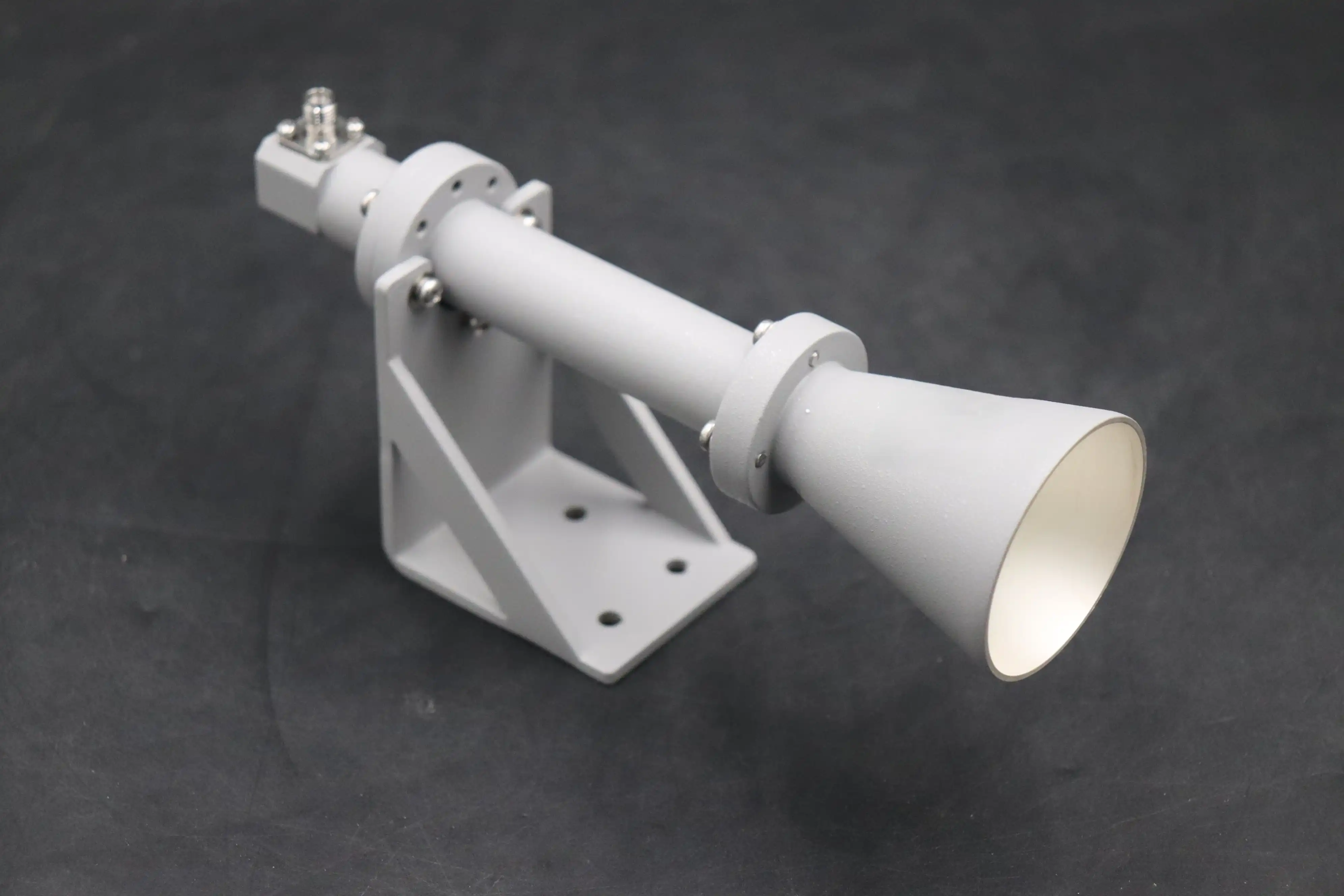 Dual Linear Broadband Circular Polarization Horn Antenna Dual Linear Broadband Circular Polarization Horn Antenna