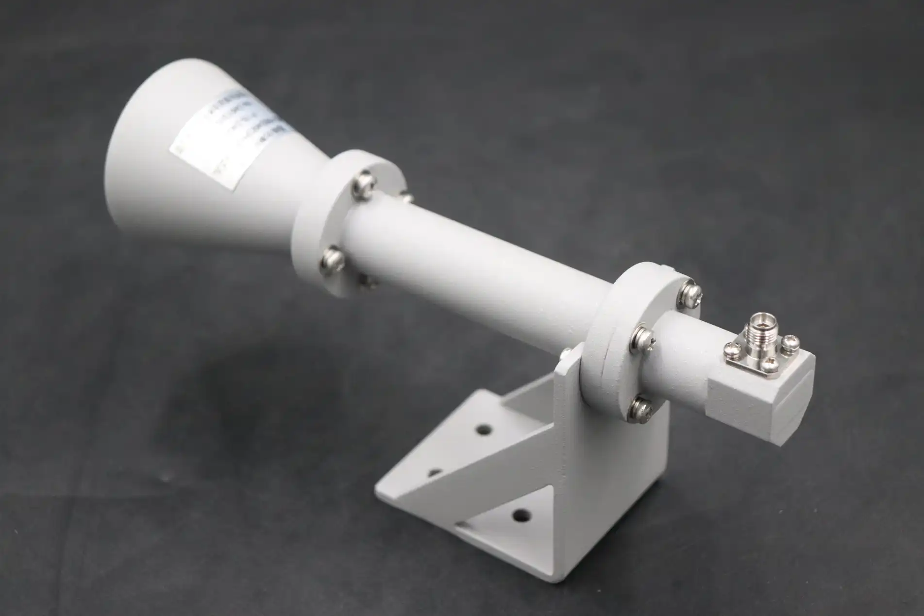 Dual Linear Broadband Circular Polarization Horn Antenna Dual Linear Broadband Circular Polarization Horn Antenna