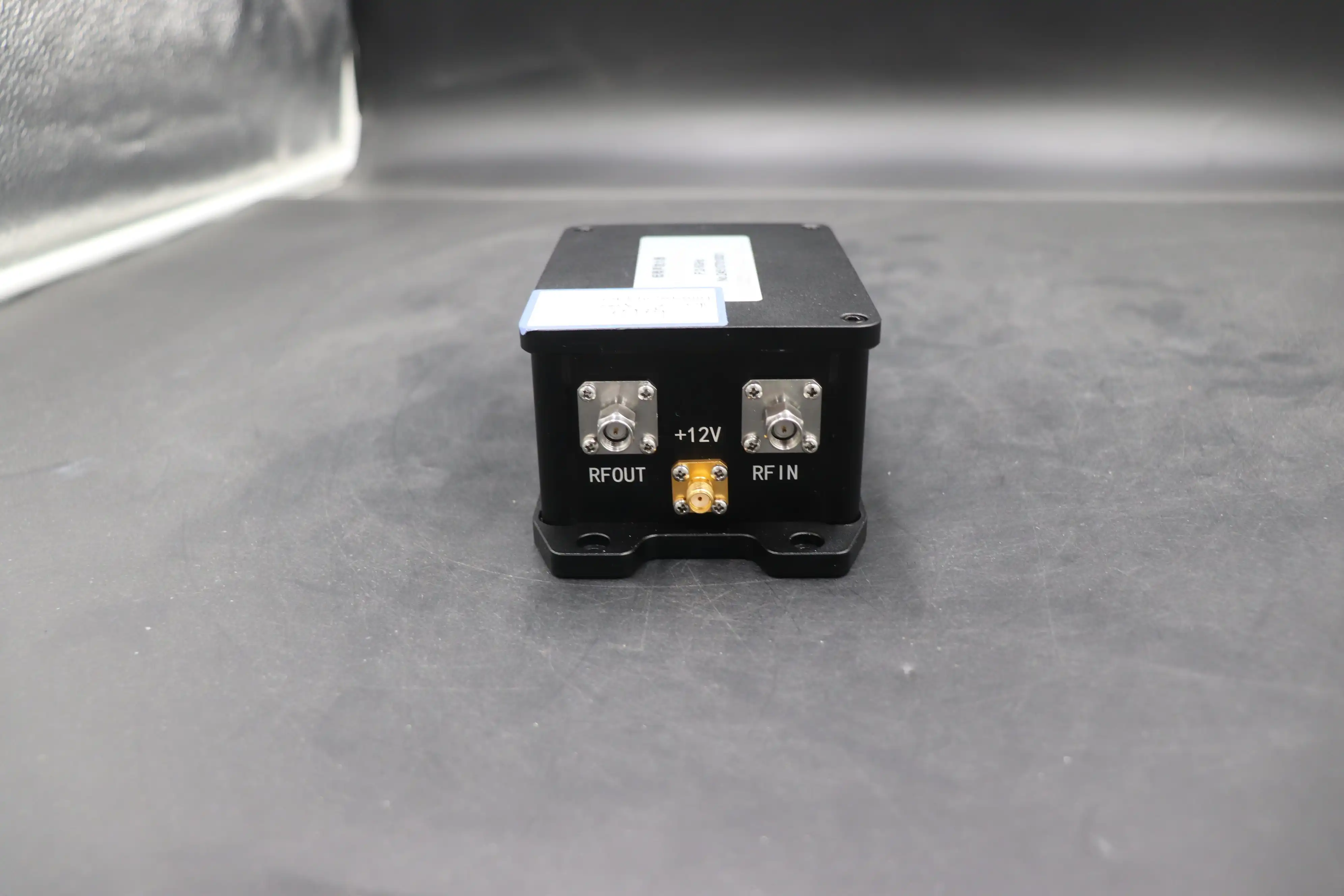 Low Phase Noise Amplifier Low Phase Noise Amplifier