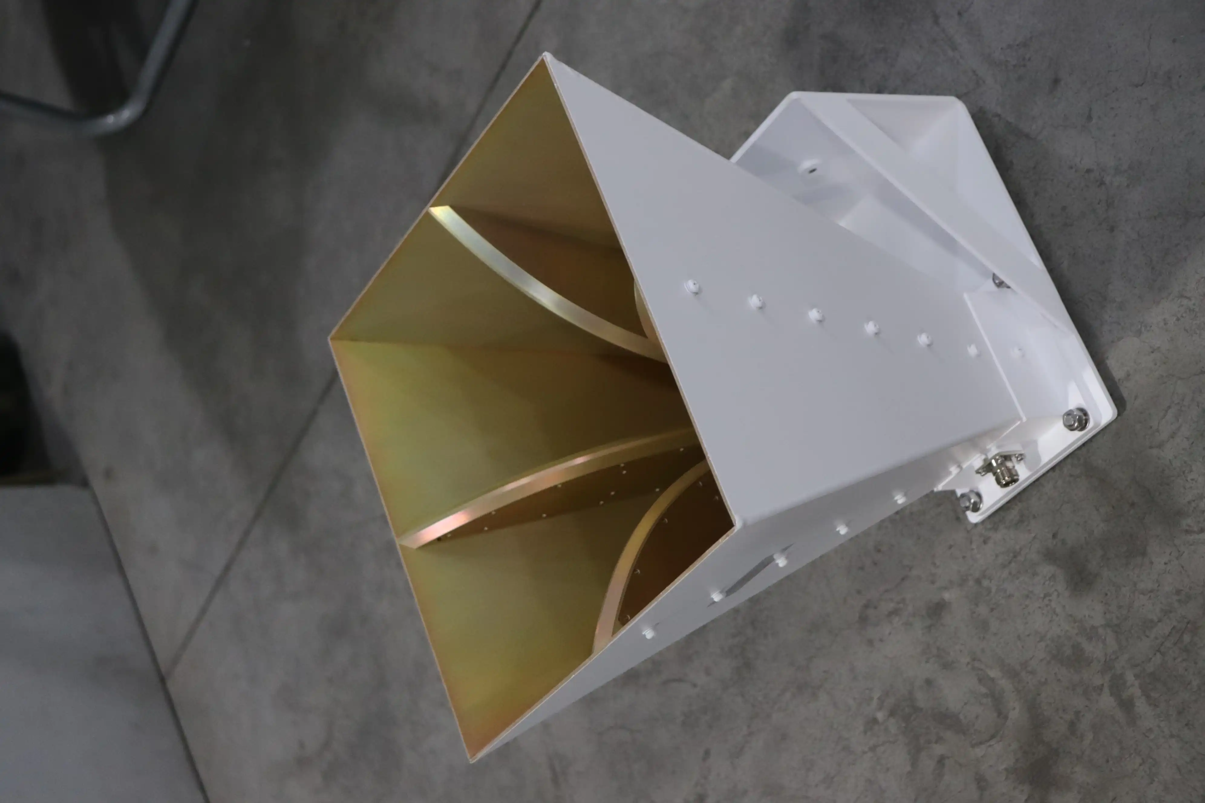 Open Boundary Dual Linear Polarization Four Ridged Horn Antenna Open Boundary Dual Linear Polarization Four Ridged Horn Antenna