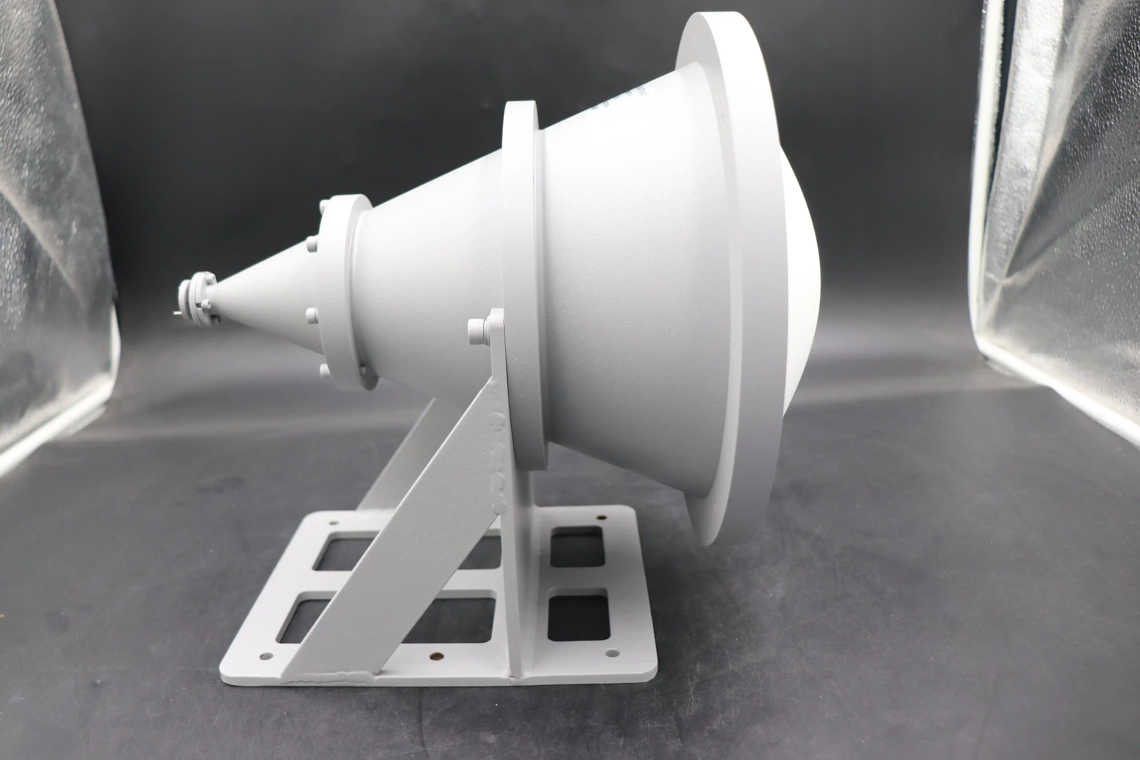 Point Focusing Horn Lens Antenna
