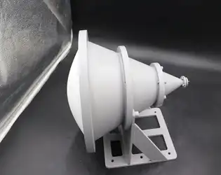 Prilikom instaliranja rog antene sa tačkom fokusiranja, koje faktore okoline treba uzeti u obzir da bi se osigurao njen normalan rad?