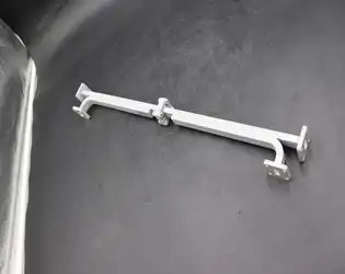 What is the influence of the length of the coupling section on the performance of a broadwall directional coupler?